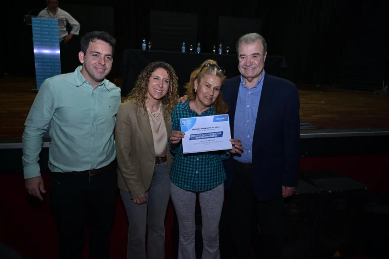 Entregaron escrituras y créditos en Laguna Larga