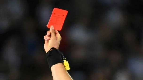 Un jugador de la Liga de Ischilín le dio una golpiza a un árbitro