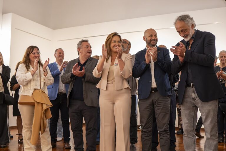 Legislatura Histórica: a sala llena, inauguraron una muestra de pinturas de Mario Sanzano