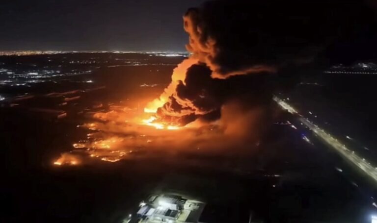 Ezeiza: una fábrica explotó y el cielo se iluminó de fuego