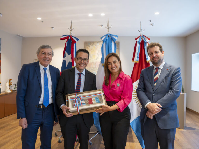 Prunotto con el gobernador de Coquimbo y el cónsul de Chile