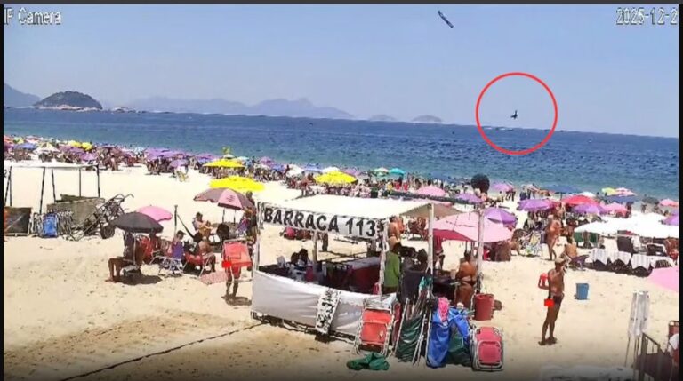 Tragedia en Río de Janeiro: una avioneta publicitaria cayó al mar y murió el piloto