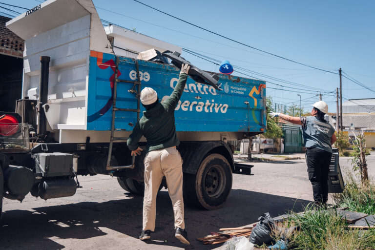 Continúan los operativos de descacharreo y ordenamiento ambiental en barrios de la ciudad