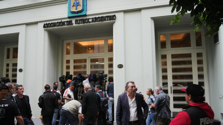 Allanan la sede de la AFA e investigan clubes por presunto lavado de dinero