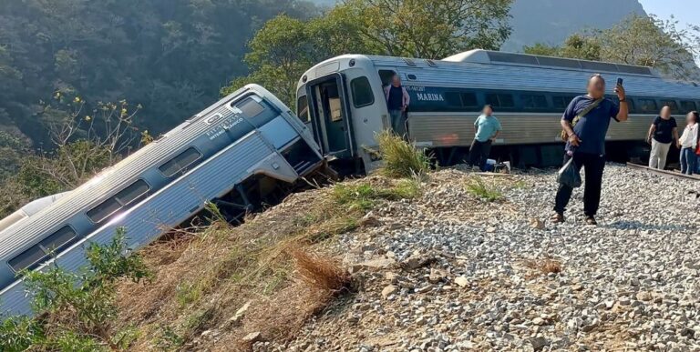 México: al menos 13 muertos y 98 heridos tras el descarrilamiento de un tren