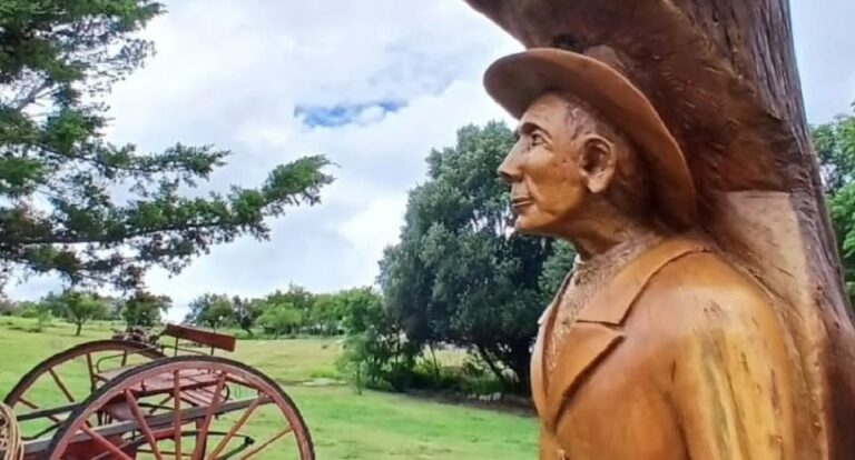 Inauguraron una escultura en madera del Cura Brochero en el norte cordobés
