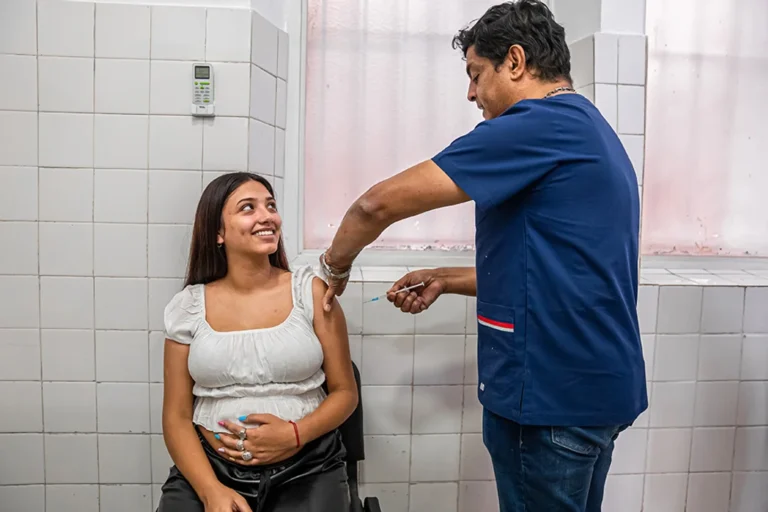 Córdoba inicia la vacunación contra el Virus Sincicial Respiratorio para embarazadas