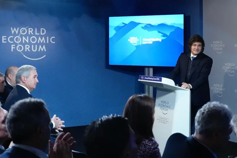 Javier Milei expone en Davos en medio de tensiones globales y refuerza su alineamiento con Trump