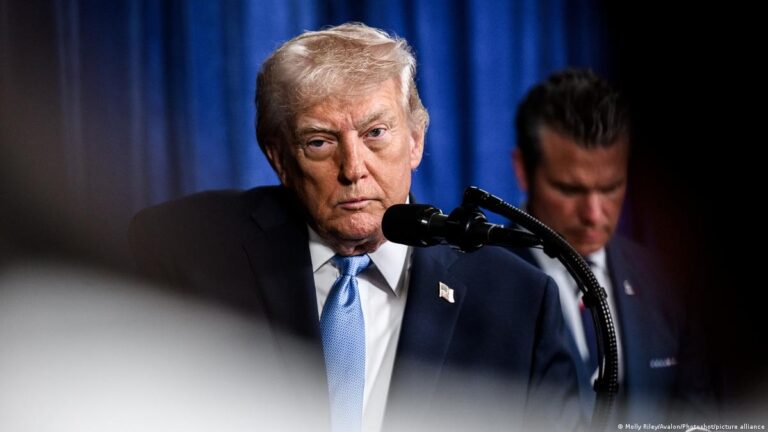 Trump anunció ataques terrestres contra cárteles y afirmó que “están controlando México”