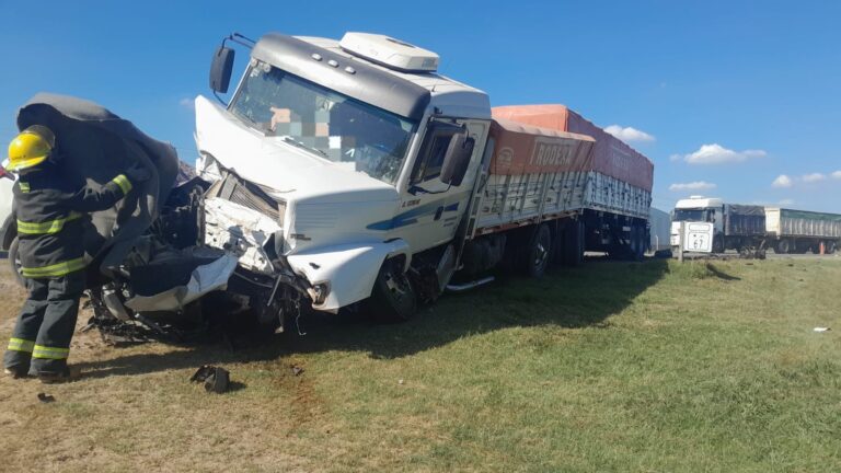 Murió un hombre en un choque frontal entre una camioneta y un camión