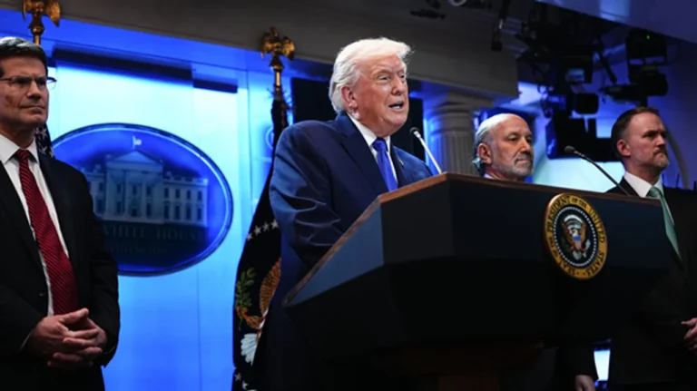 Tras el revés de la Corte, Trump anunció un arancel global del 10%