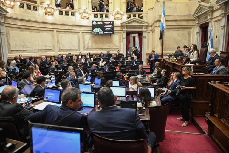 El Senado bajó la edad de imputabilidad a 14 años y avanza con la reforma laboral en medio de disturbios