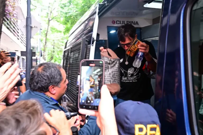 Represión en la marcha de jubilados frente al Congreso: detuvieron al padre “Paco” Olveira y lo liberaron horas después