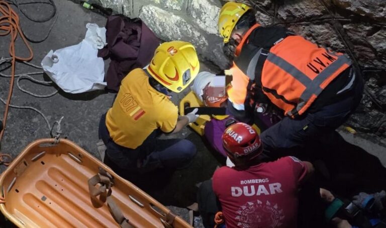 Rescataron a un hombre que cayó al canal de La Cañada en pleno centro de Córdoba