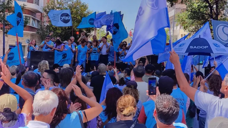 Comienzo de clases en Córdoba: 70% de acatamiento al paro y movilización en el centro