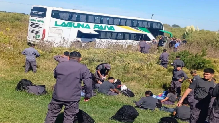 Choque fatal entre un colectivo y una camioneta en la autopista Rosario–Santa Fe