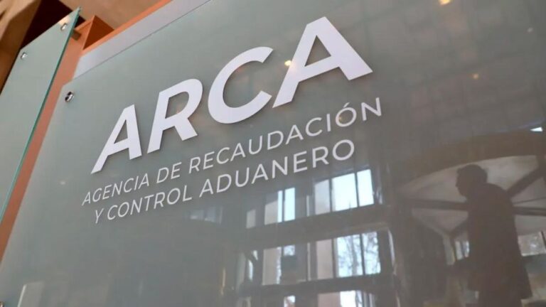 La recaudación cayó casi 10% real en febrero y profundiza el ajuste sobre Nación y provincias