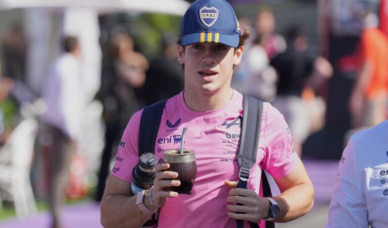 Franco Colapinto llegó al paddock de Australia con gorra de Boca y mate