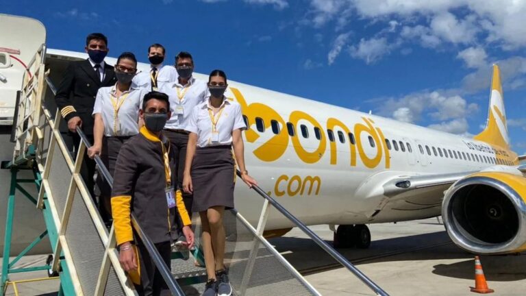 Flybondi en crisis: lanzó retiros voluntarios con hasta 50 vuelos cancelados por día y la flota en el piso