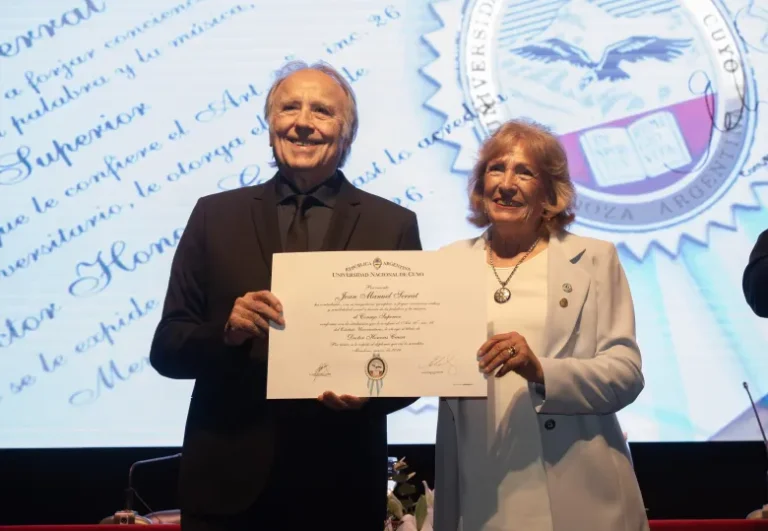 La Universidad Nacional de Cuyo distinguió a Joan Manuel Serrat con el doctorado honoris causa
