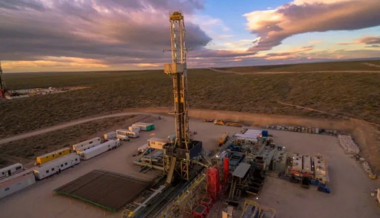 El petróleo superó los 100 dólares y Vaca Muerta sueña con una nueva ola de inversiones